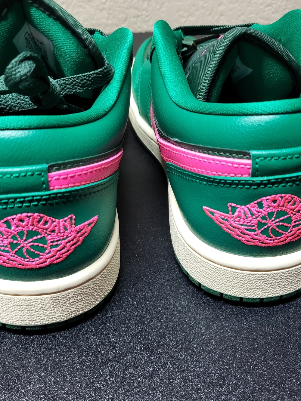 *NEW* Nike Air Jordan 1 Low Malachite Pink Blast DC0774-300 Women's Size 8.5 - Picture 6 of 11